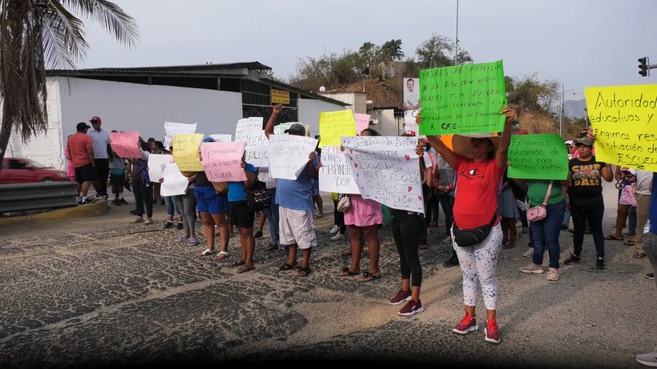 Madres de familia bloquean Paso Limonero por falta de luz en una primaria