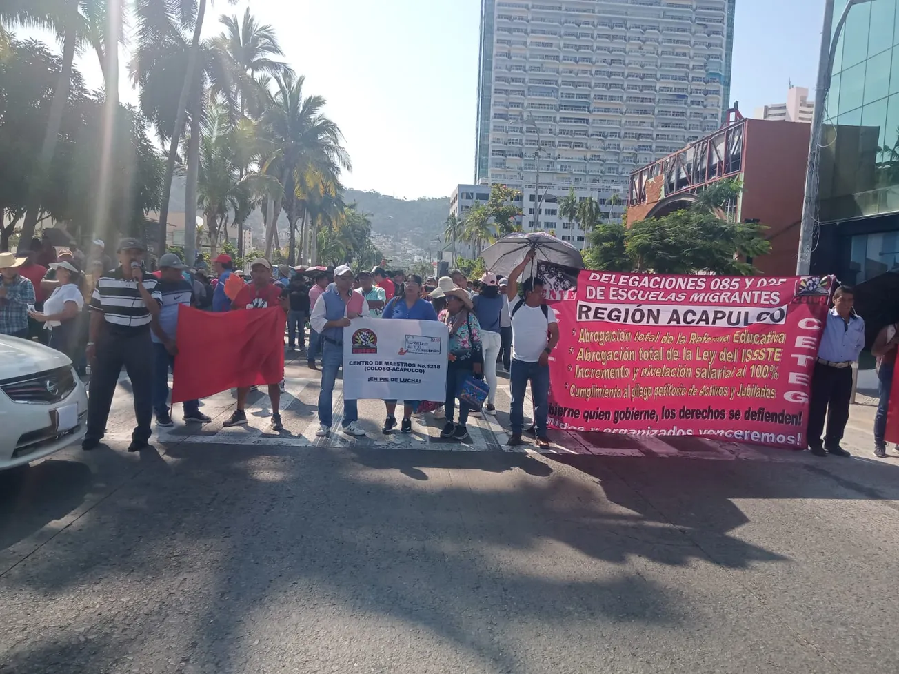 CETEG vuelve a bloquear la Costera de Acapulco en rechazo a la reforma del ISSSTE