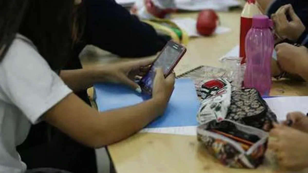 Buscan prohibir celulares, tabletas y relojes inteligentes dentro de los planteles de educación básica