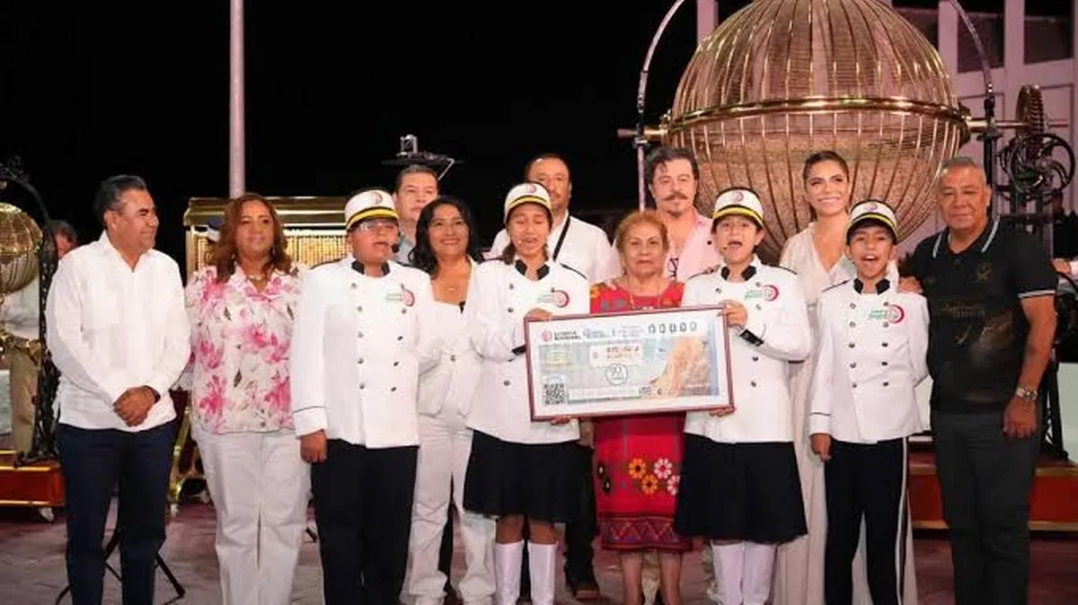 Abelina López celebra sorteo de la Lotería Nacional que conmemora La Quebrada