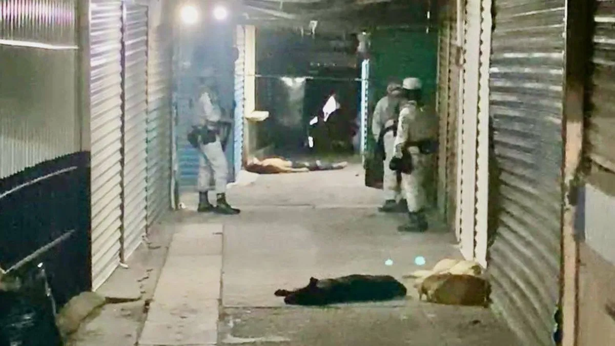 Hombre muere degollado en riña al interior de mercado de Chilpancingo