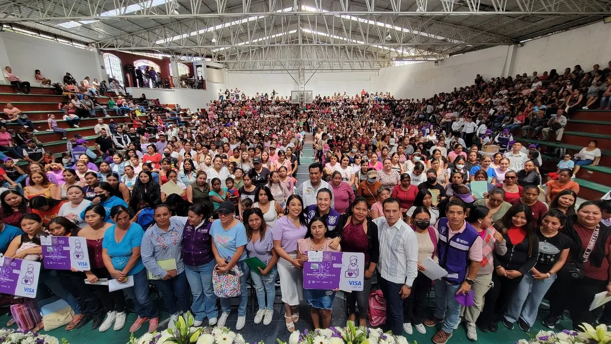 Gobierno de Guerrero entrega Tarjeta Violeta a 950 mujeres en Taxco