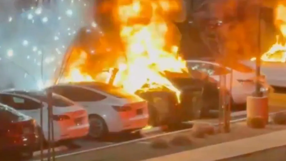 Gobierno de EU califica ataques contra Tesla como "terrorismo nacional"; FBI investiga