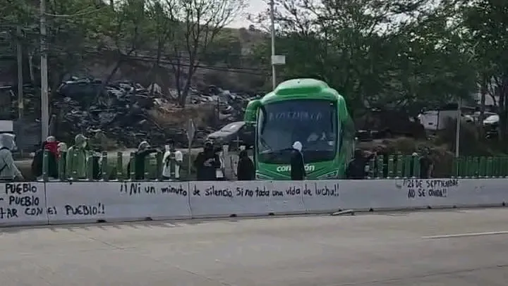 Normalistas de Ayotzinapa bloquean en Chilpancingo para exigir justicia por asesinato de Marco Suástegui