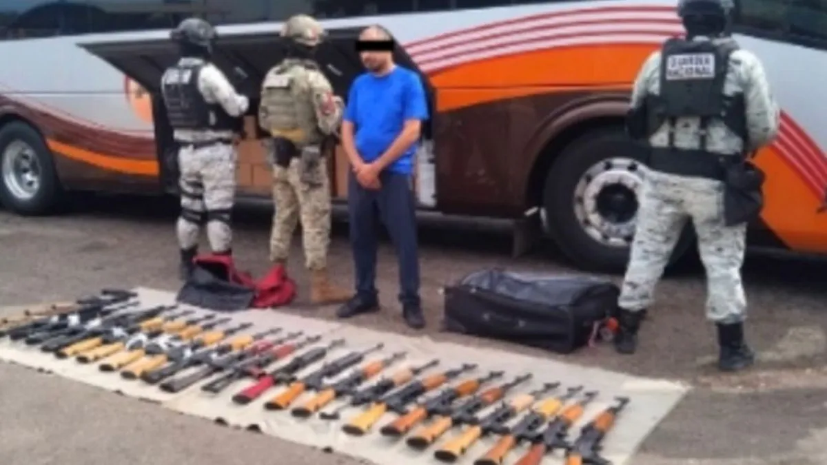 Hombre detenido en Culiacán transportaba 22 fusiles AK-47; 7 pistolas Glock y 7 cargadores