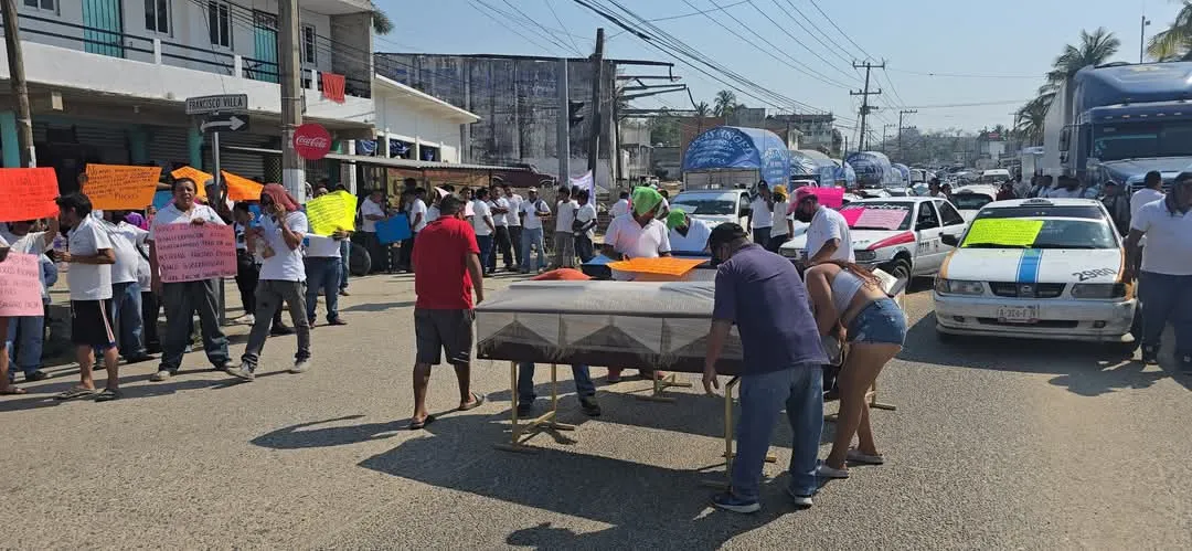Ante asesinatos de transportistas, bloquean Paso Limonero de Acapulco