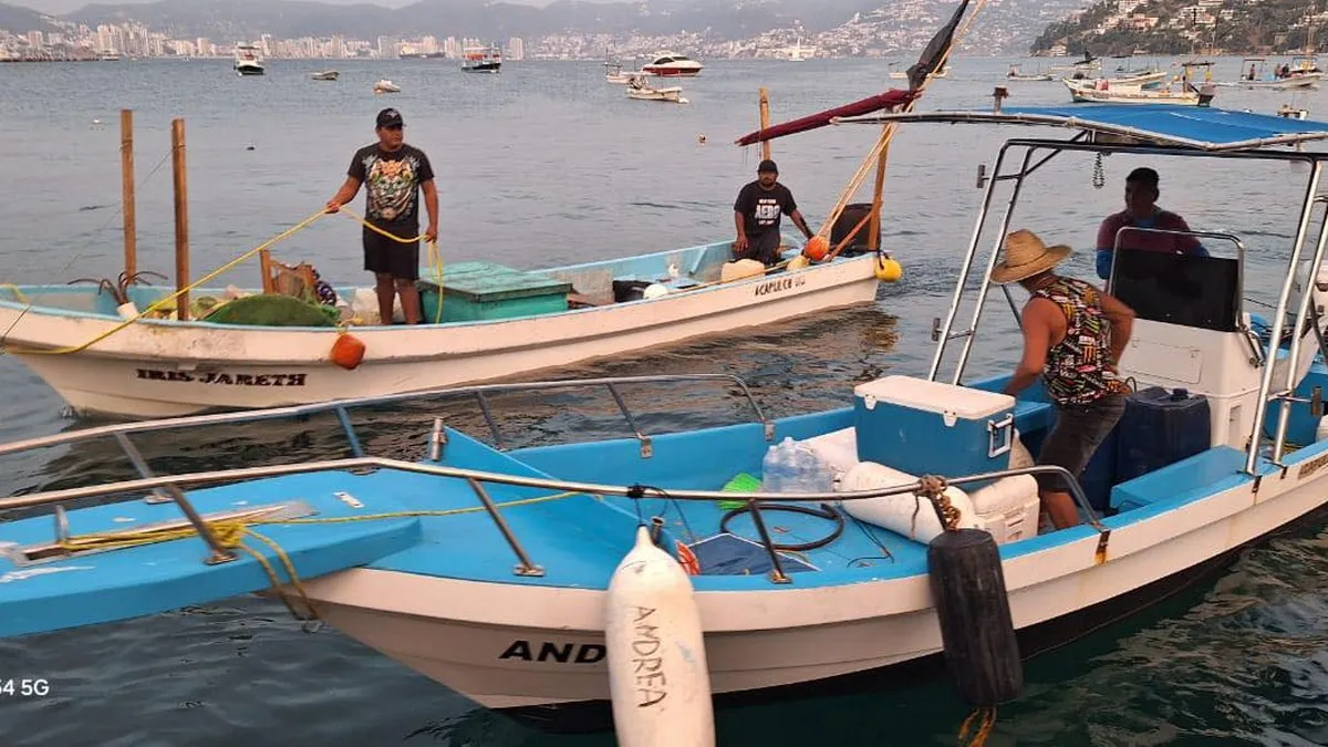 Rescatan a dos pescadores en Acapulco tras falla mecánica en altamar