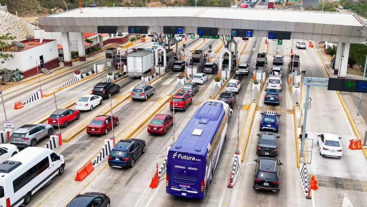Turistas saturan casetas de peaje rumbo a Acapulco en Jueves Santo
