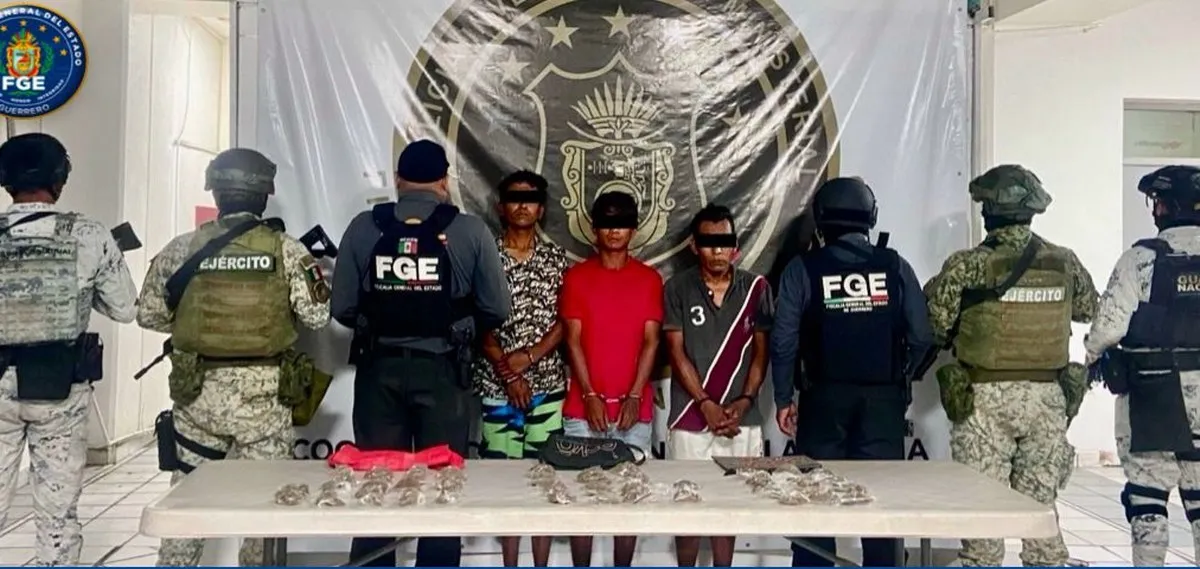Fiscalía de Guerrero detiene a tres hombres en posesión de presuntas dosis de droga en Acapulco
