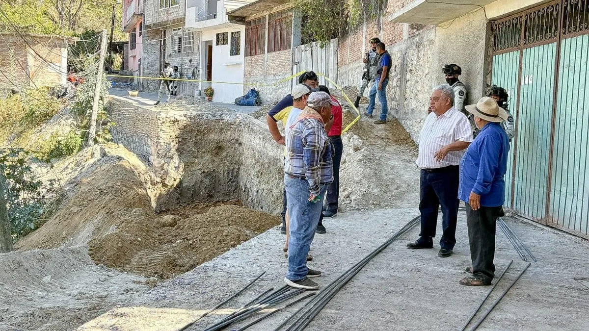 Alcalde supervisa construcción de muro de contención en colonia de Chilpancingo