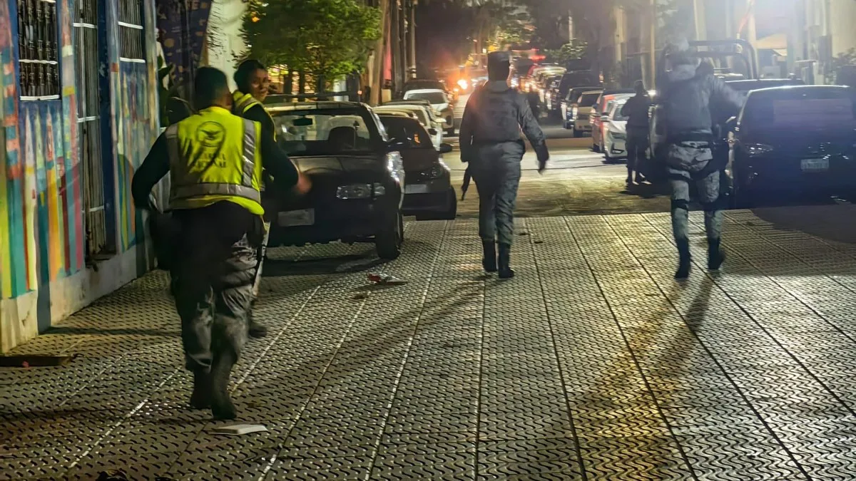 Balean a Marco Antonio Suástegui en playa Icacos de Acapulco