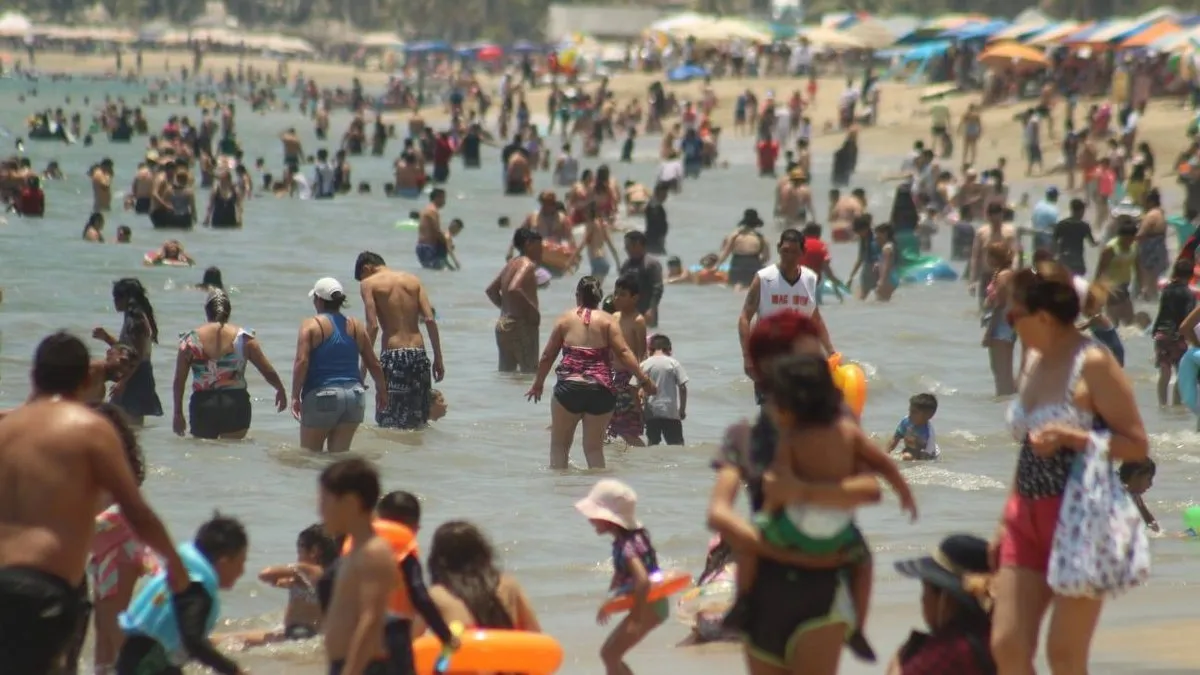Acapulco brilla otra vez, playas hasta el tope de turistas, pese a la campaña negra de violencia