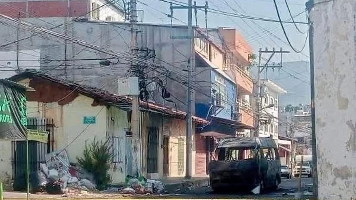 Armados bajan a pasajeros e incendian urvan en el Centro de Acapulco