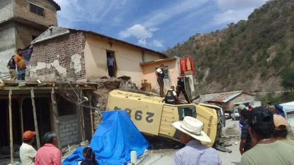 Camioneta de valores vuelca en Zapotitlán Tablas, en La Montaña de Guerrero