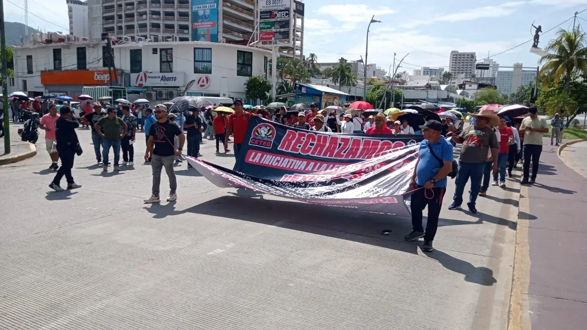 Marcha la CETEG en la Costera de Acapulco; piden derogar ley del ISSSTE