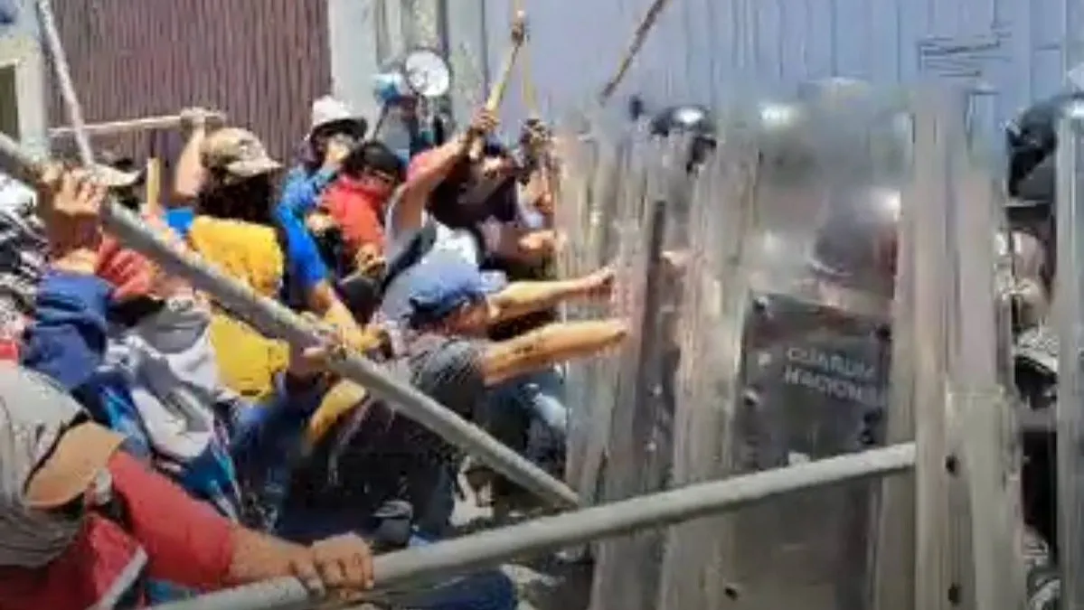 Chocan maestros de la CETEG y Guardia Nacional frente al INE en Chilpancingo