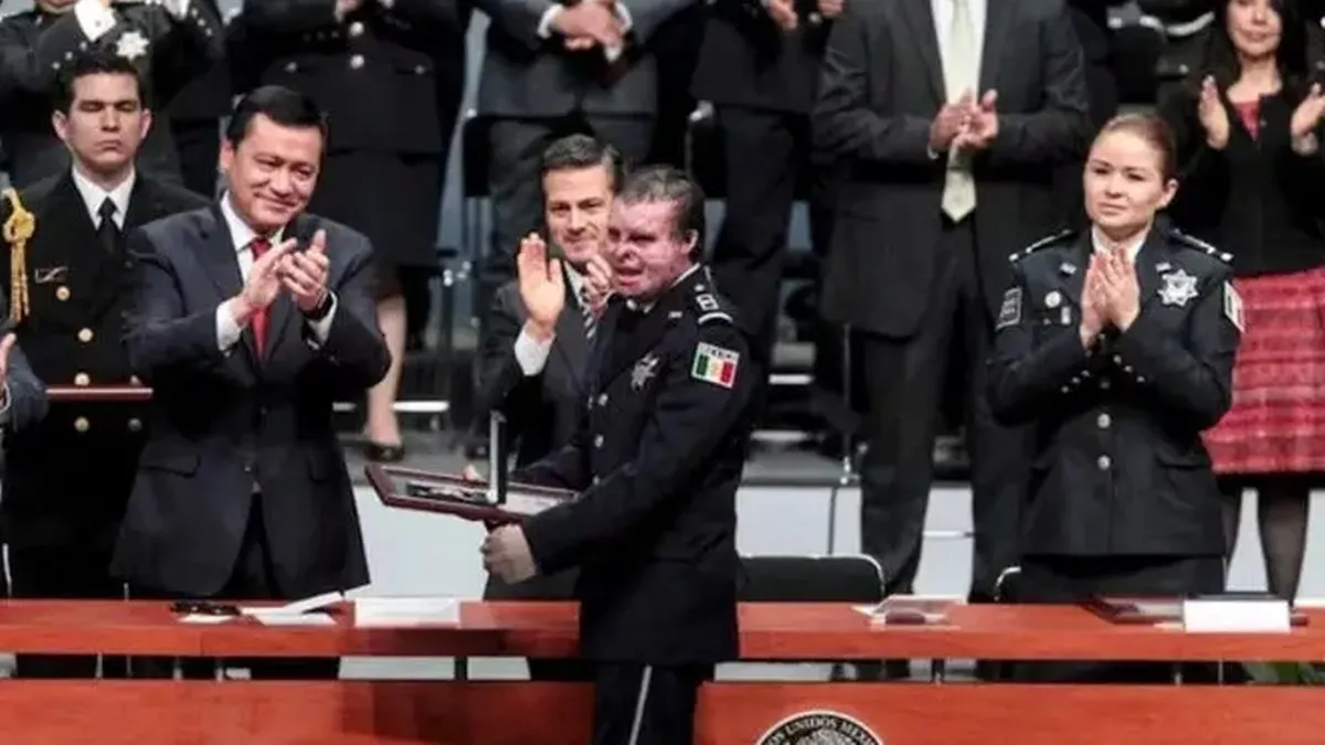 Iván Morales Corrales, recibe recnocimiento.