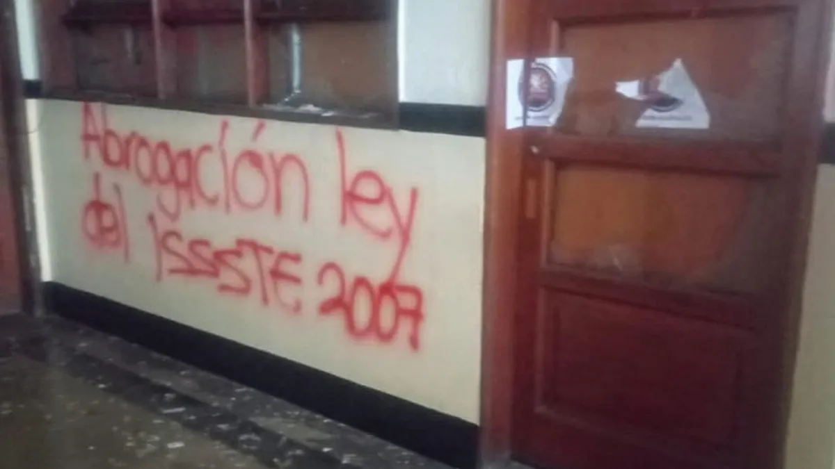 Maestros de la CETEG vandalizan oficinas gubernamentales en Acapulco