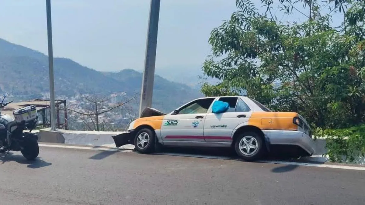 Taxi colectivo choca contra poste en avenida Escénica; tres lesionados