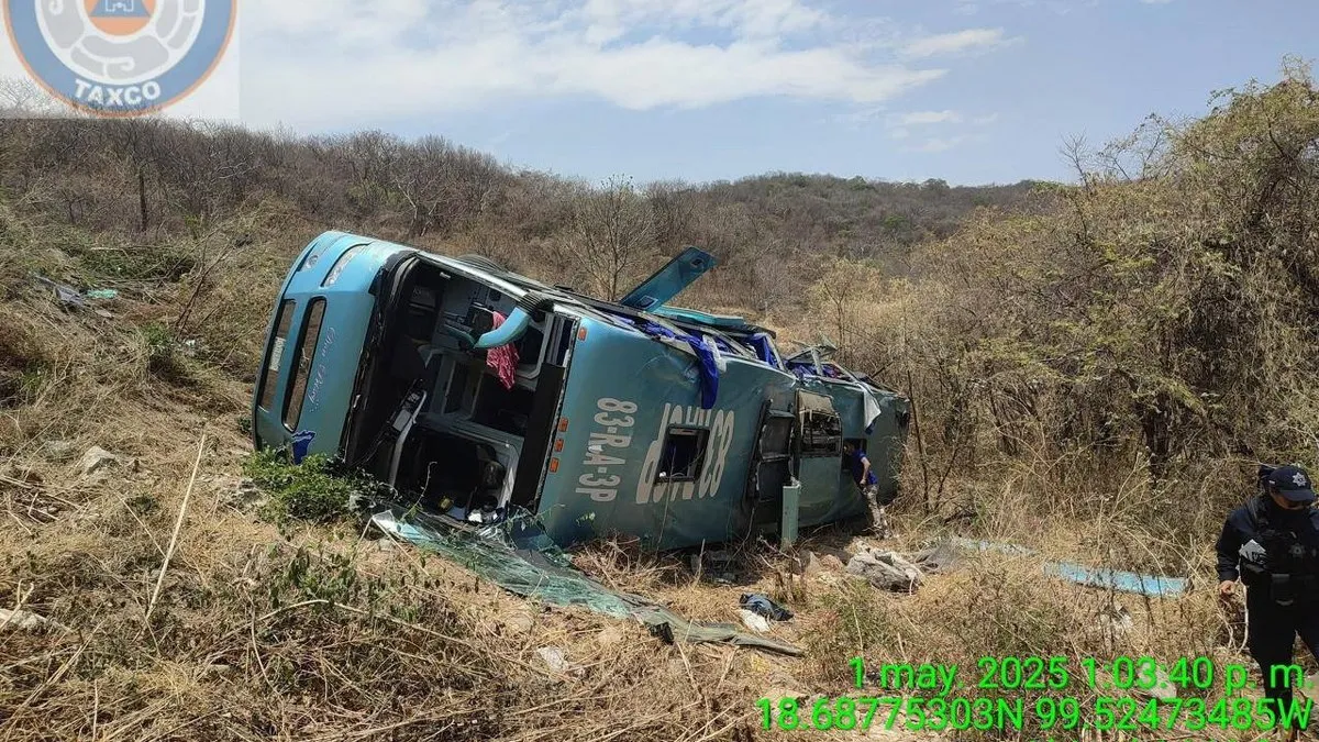 Volcadura de autobús en carretera Taxco-Pilcaya deja un muerto y 30 lesionados