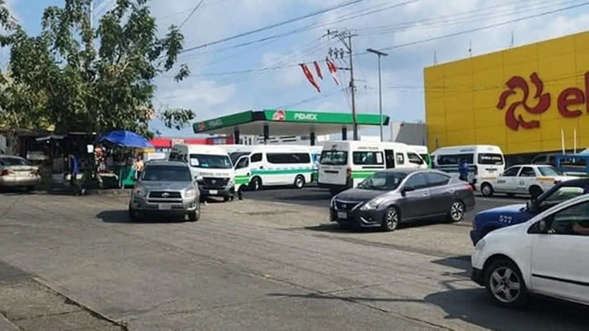 Urvaneros bloquean carretera Acapulco-Zihuatanejo por detención de conductor