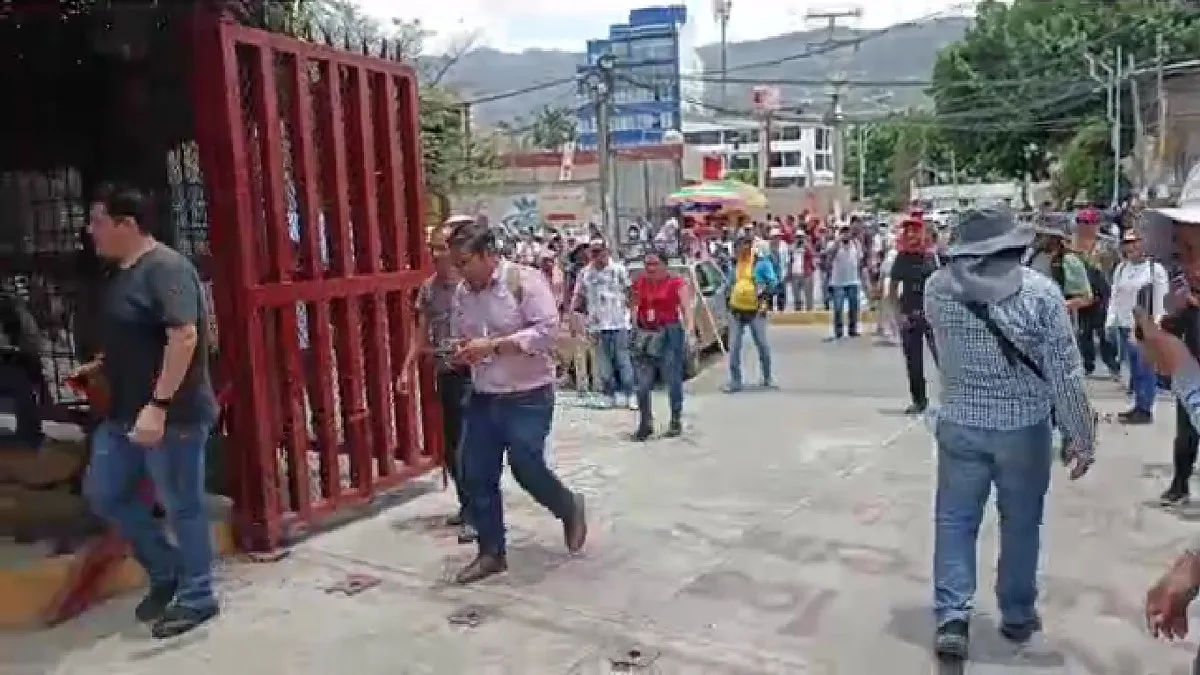 Maestros de la CETEG irrumpen en Congreso de Guerrero