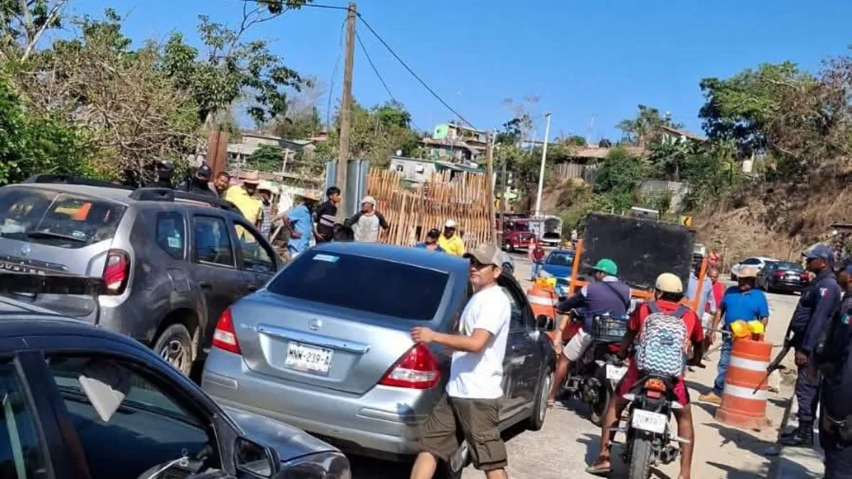 Damnificados por huracán John bloquean carretera en Copala, Guerrero