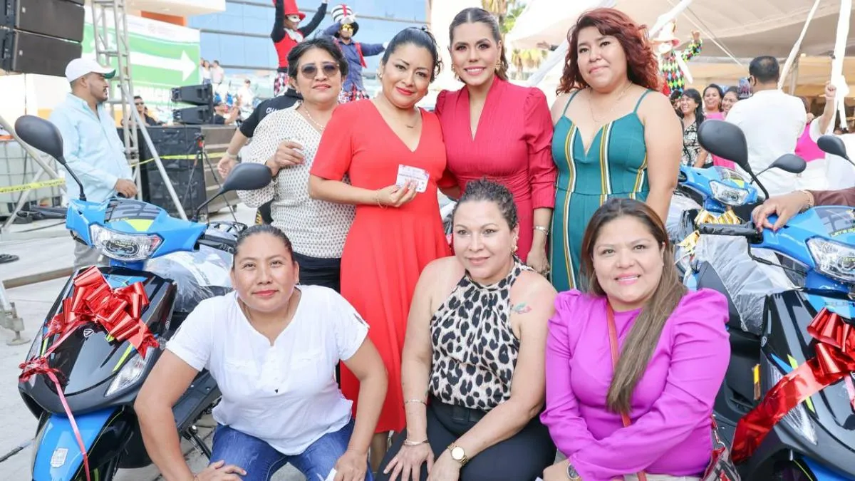 Gobernadora de Guerrero celebra Día de las Madres con trabajadoras del gobierno estatal
