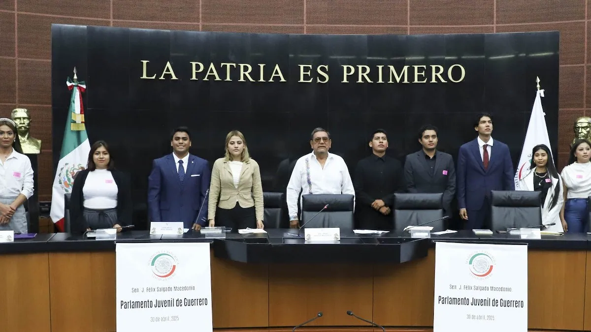Jóvenes de Guerrero participan en simulacro parlamentario de la Cámara de Senadores