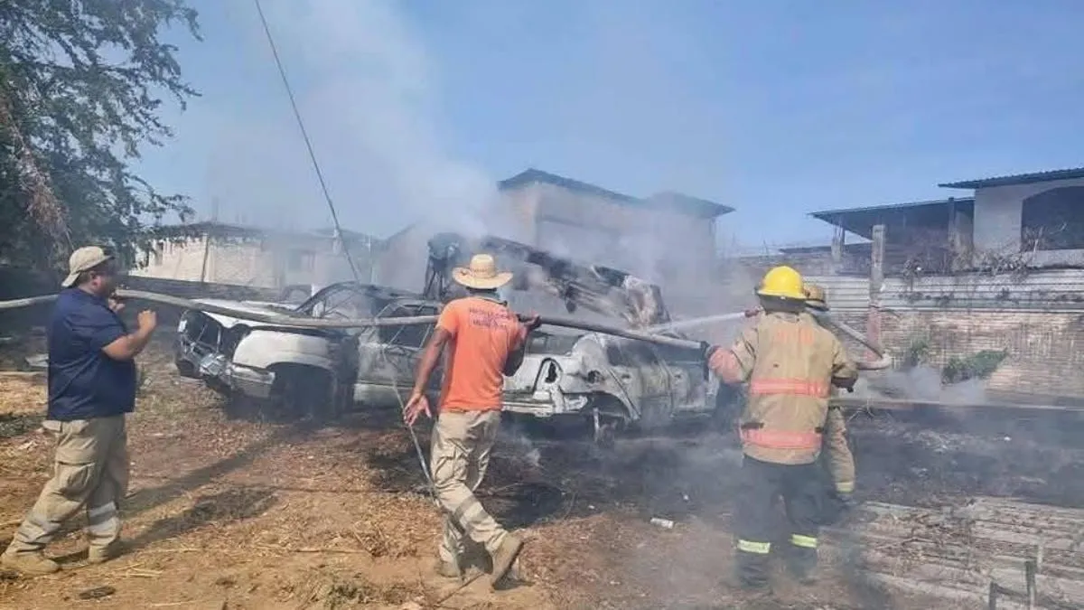 Incendio destruye vehículos en predio de CFE en Atoyac