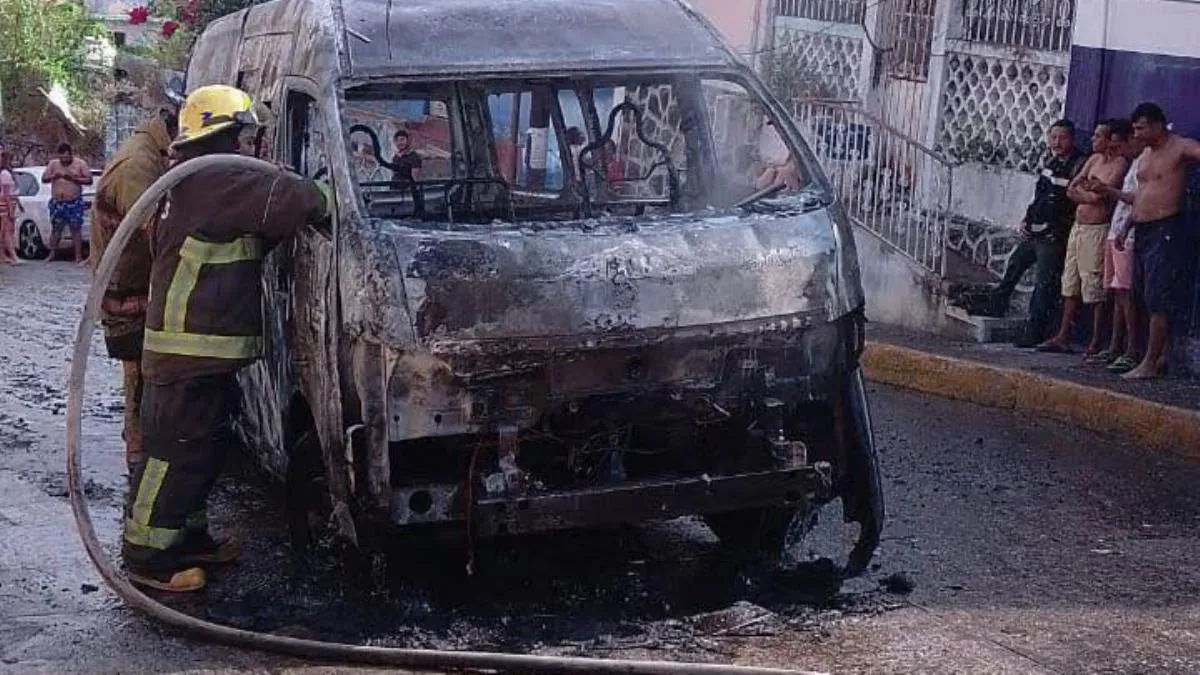 Hombres armados incendian urvan en el Barrio de El Hueso de Acapulco
