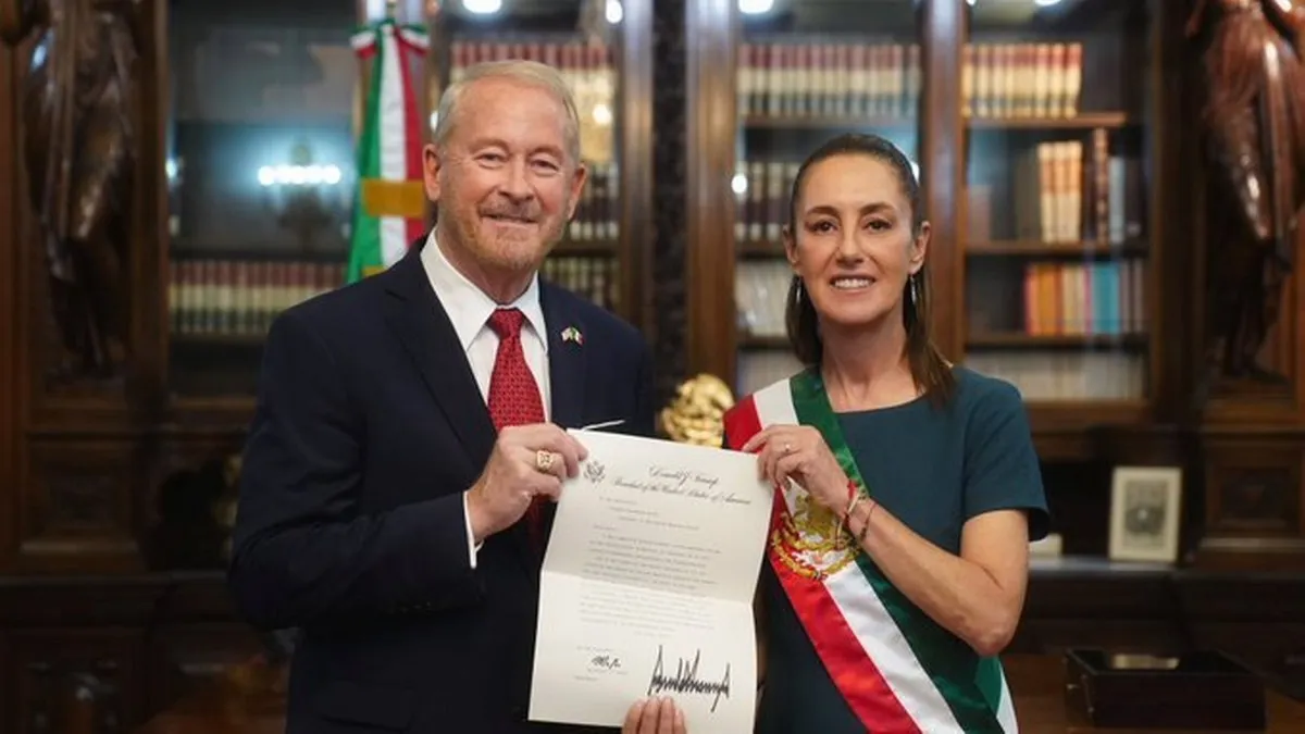  Ronald Johnson y la Presidenta de México.