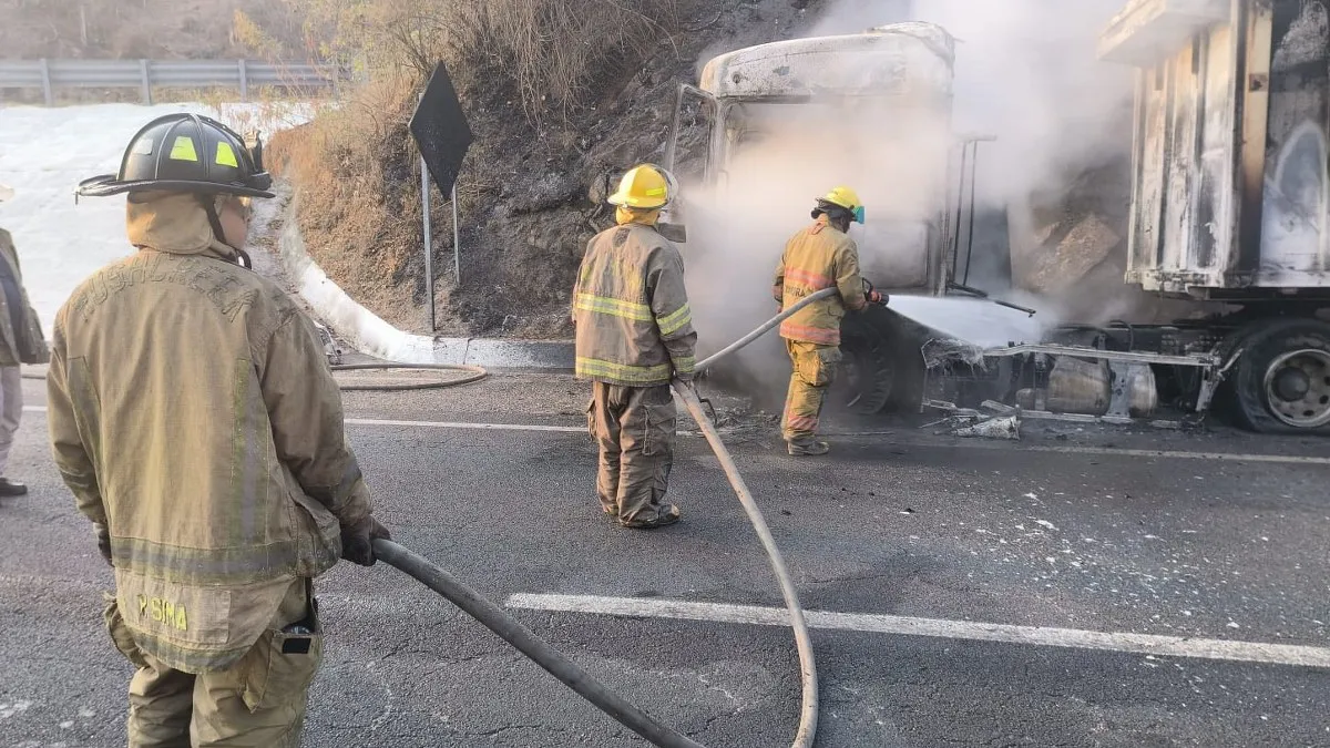 Tráiler se incendia en autopista del Sol cerca de Acapulco