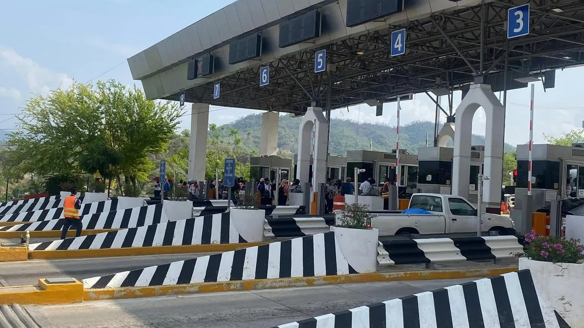 Maestros anuncia regreso a clases en Guerrero; marchan en Chilpancingo y toman caseta en Acapulco