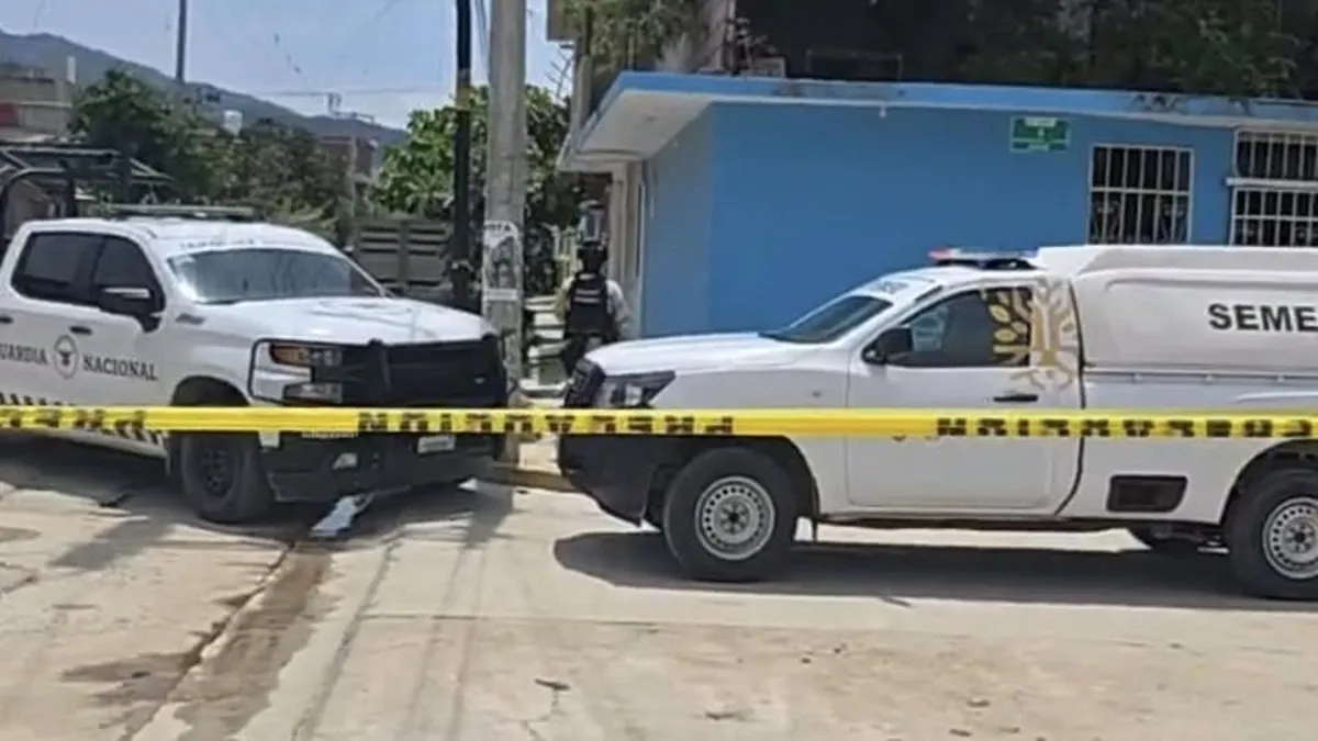 Arrojan el cuerpo de un hombre envuelto en plástico en la Zapata de Acapulco