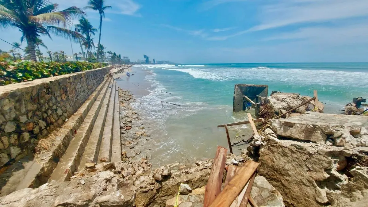 Mar de fondo afecta a 40 restaurantes en playa Bonfil, Acapulco