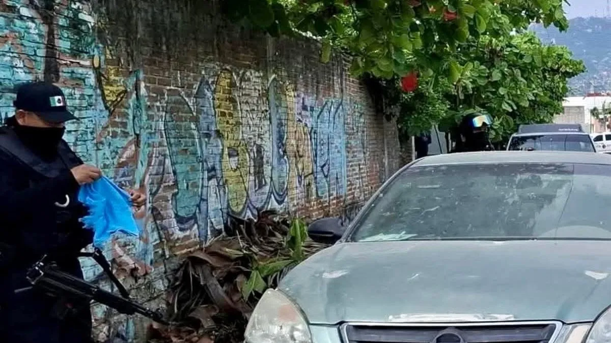 Hallan cadáver en cajuela de vehículo abandonado en colonia Postal de Acapulco