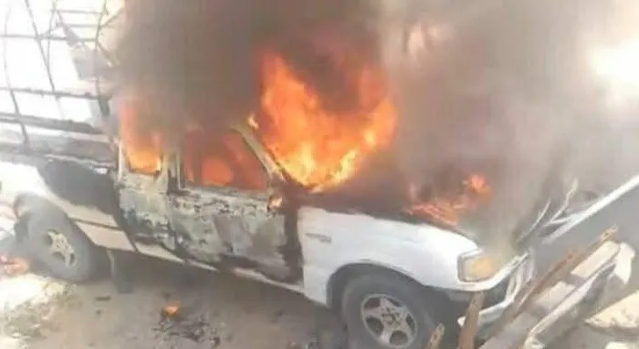 Prenden fuego a camioneta de pasajeros en San Agustín de Acapulco