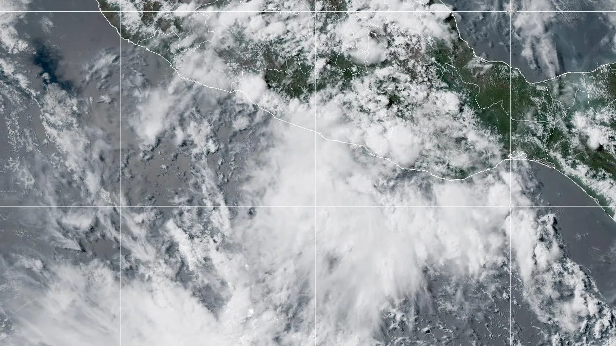 Se forma potencial ciclón Cuatro-E al sur de Guerrero; cierran a la navegación el puerto de Acapulco