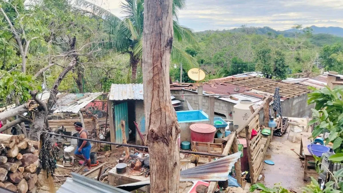 Hombre cayó 8 metros por ráfagas de Erick cuando intentaba proteger su casa en Guerrero