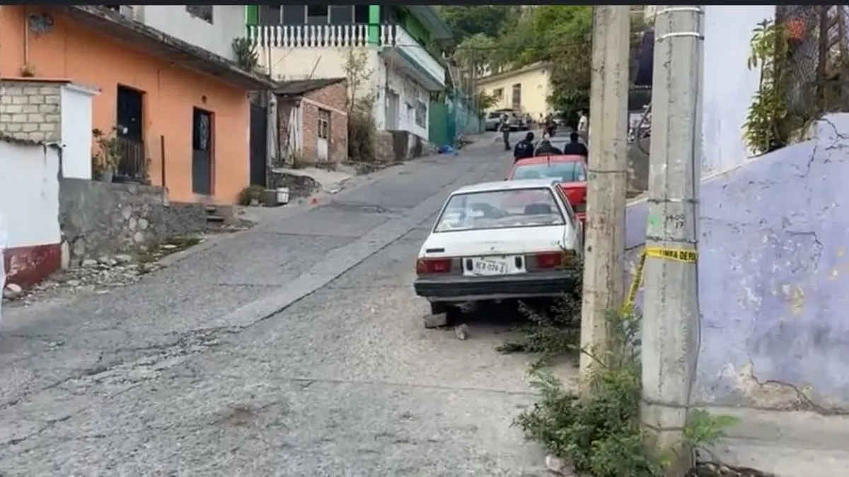 Maestra fallece al caer de combi sin frenos en Iguala, Guerrero