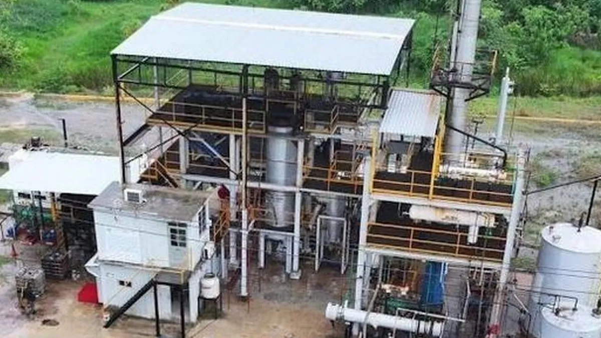 ¡Increíble!, hallan refinería clandestina en Coatzacoalcos; fabricaba combustibles de forma artesanal