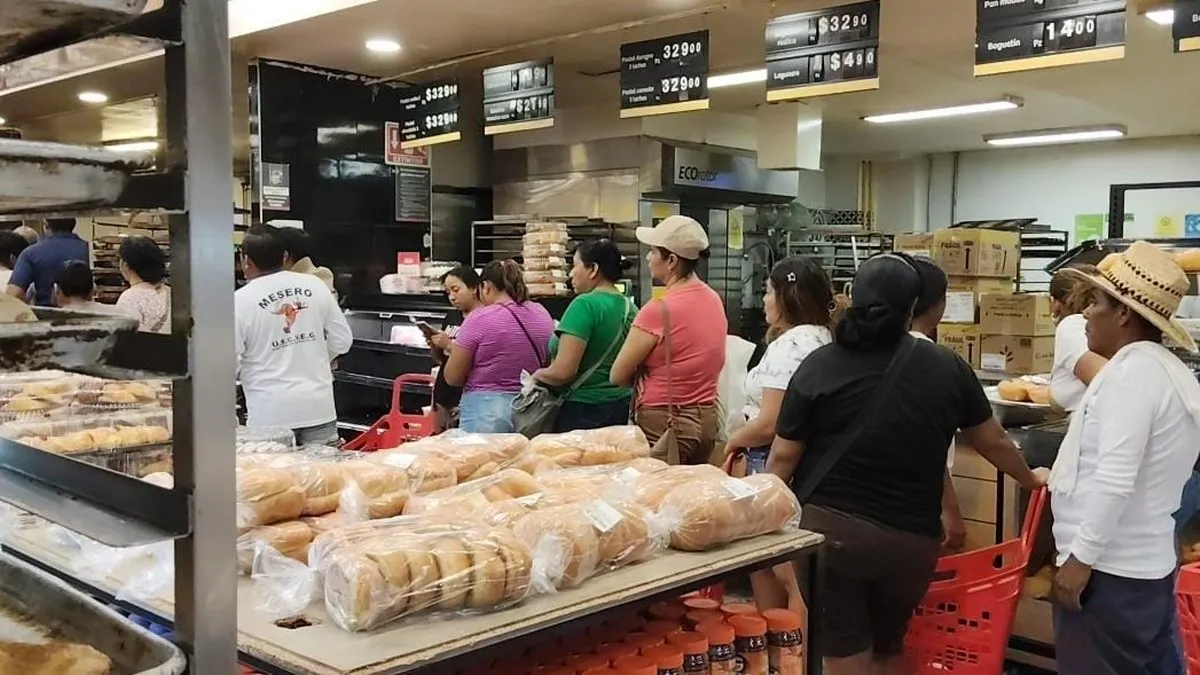 Llenan supermercados y gasolineras de Acapulco ante huracán Erick