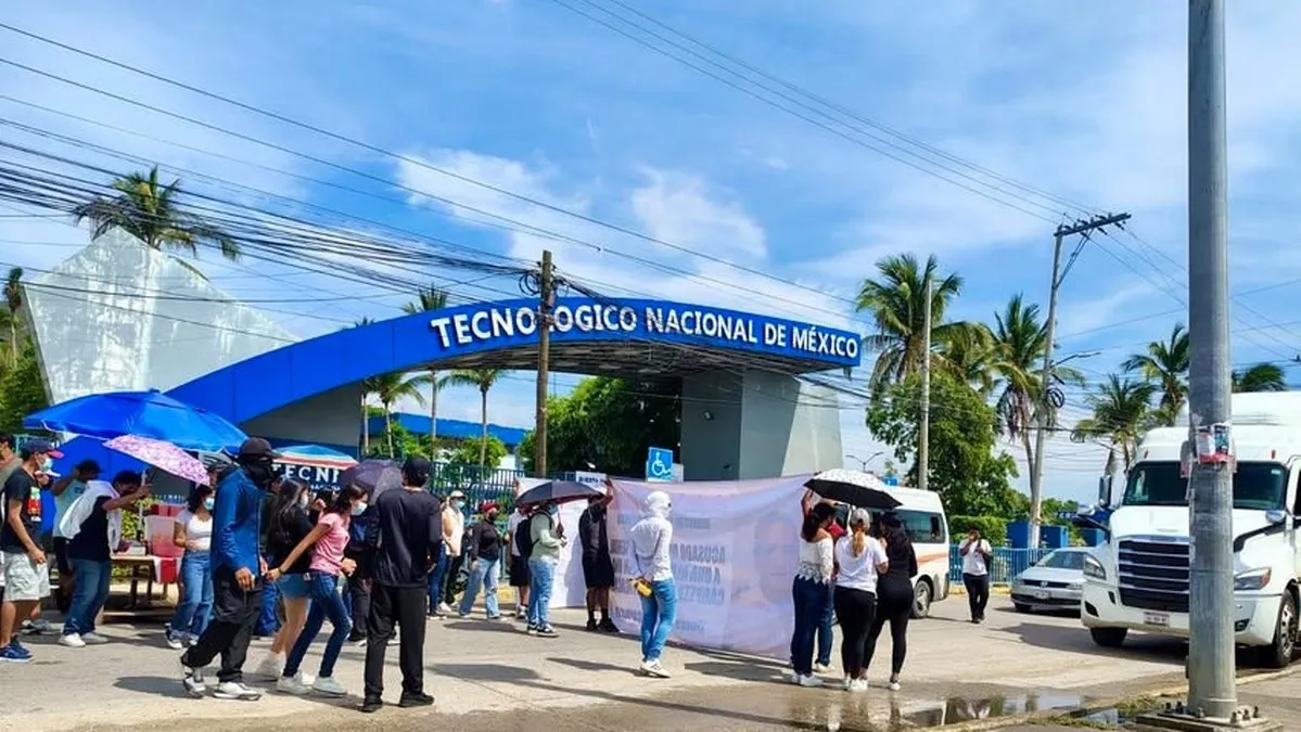 Estudiantes bloquean frente al Tecnológico de Acapulco en protesta por expulsiones