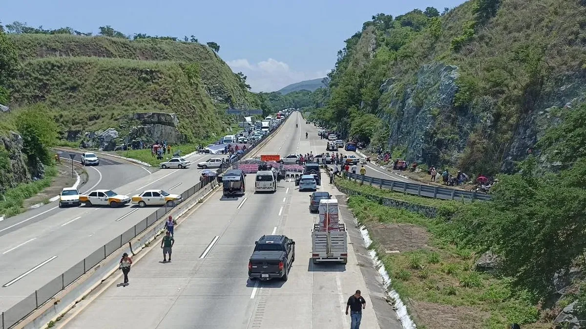 Liberan Autopista del Sol tras cinco horas de bloqueo en Tierra Colorada
