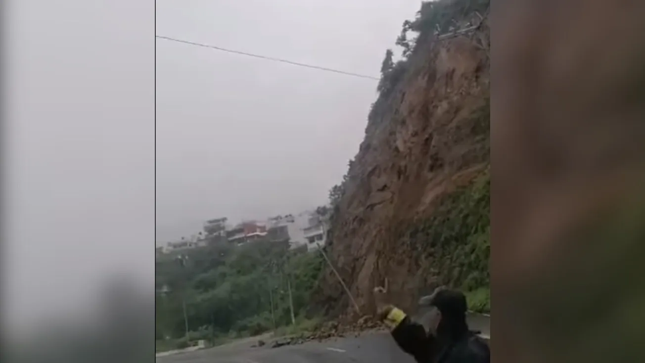 Preocupan deslaves sobre la carretera en El Derrumbe de Acapulco