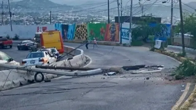 Accidente deja postes caídos y tráfico detenido en tramo Benito–Las Cruces de Acapulco