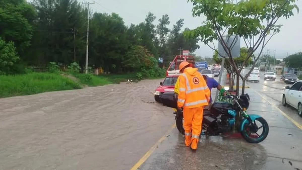 Lluvia atípica causa encharcamientos al sur de Chilpancingo