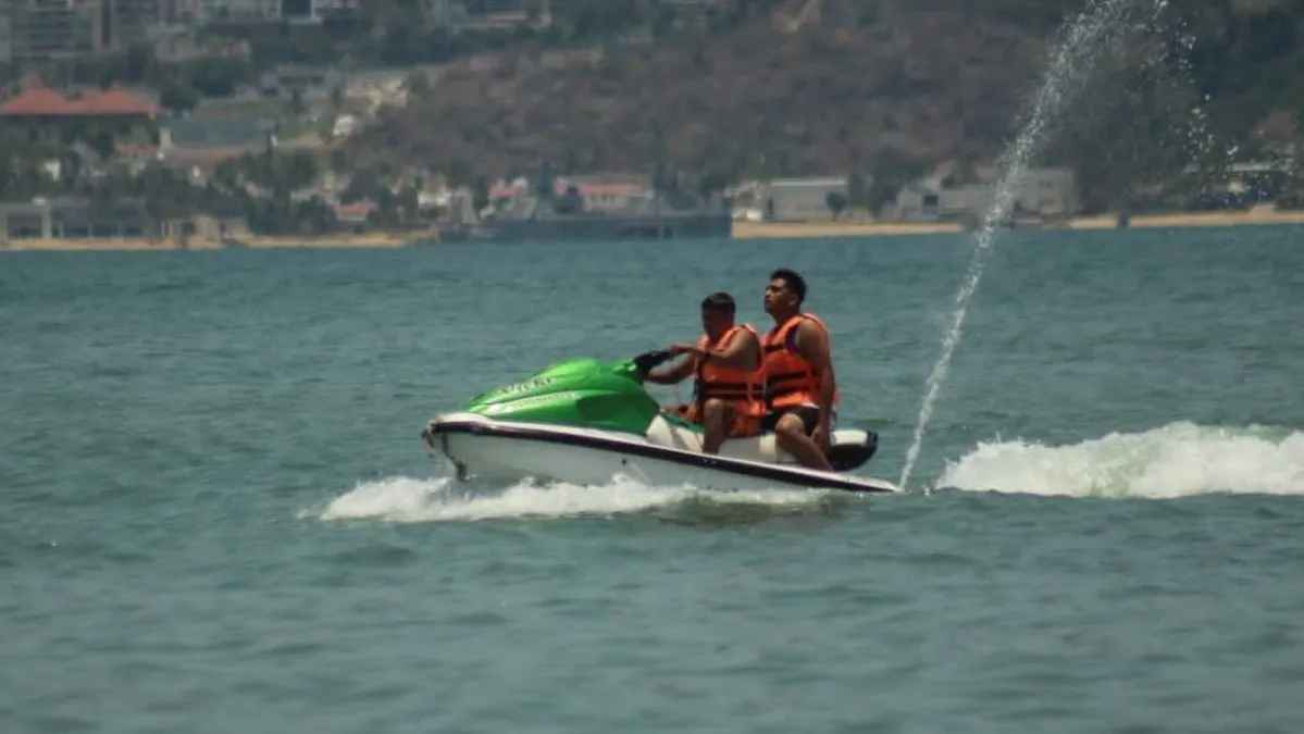 Denuncian presencia de falsos salvavidas en playas de Acapulco