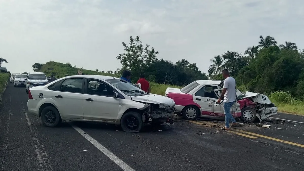 Colisión entre taxi y vehículo particular deja lesionados en Coyuca de Benítez